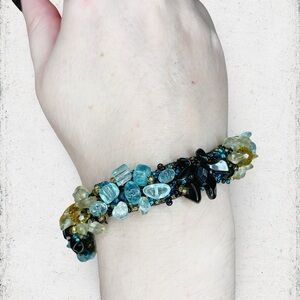 4498u. Gem Chip Beaded Bracelet with Blue and Gold Accents